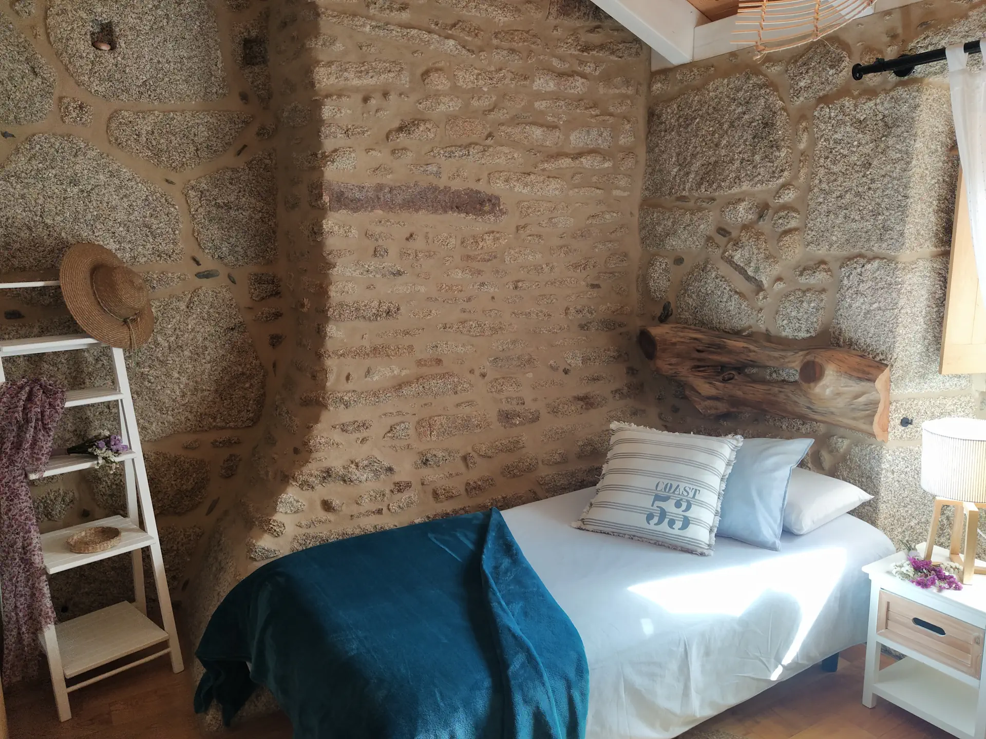 olardomar-casa-rural-en-carnota-habitacion-con-chimenea