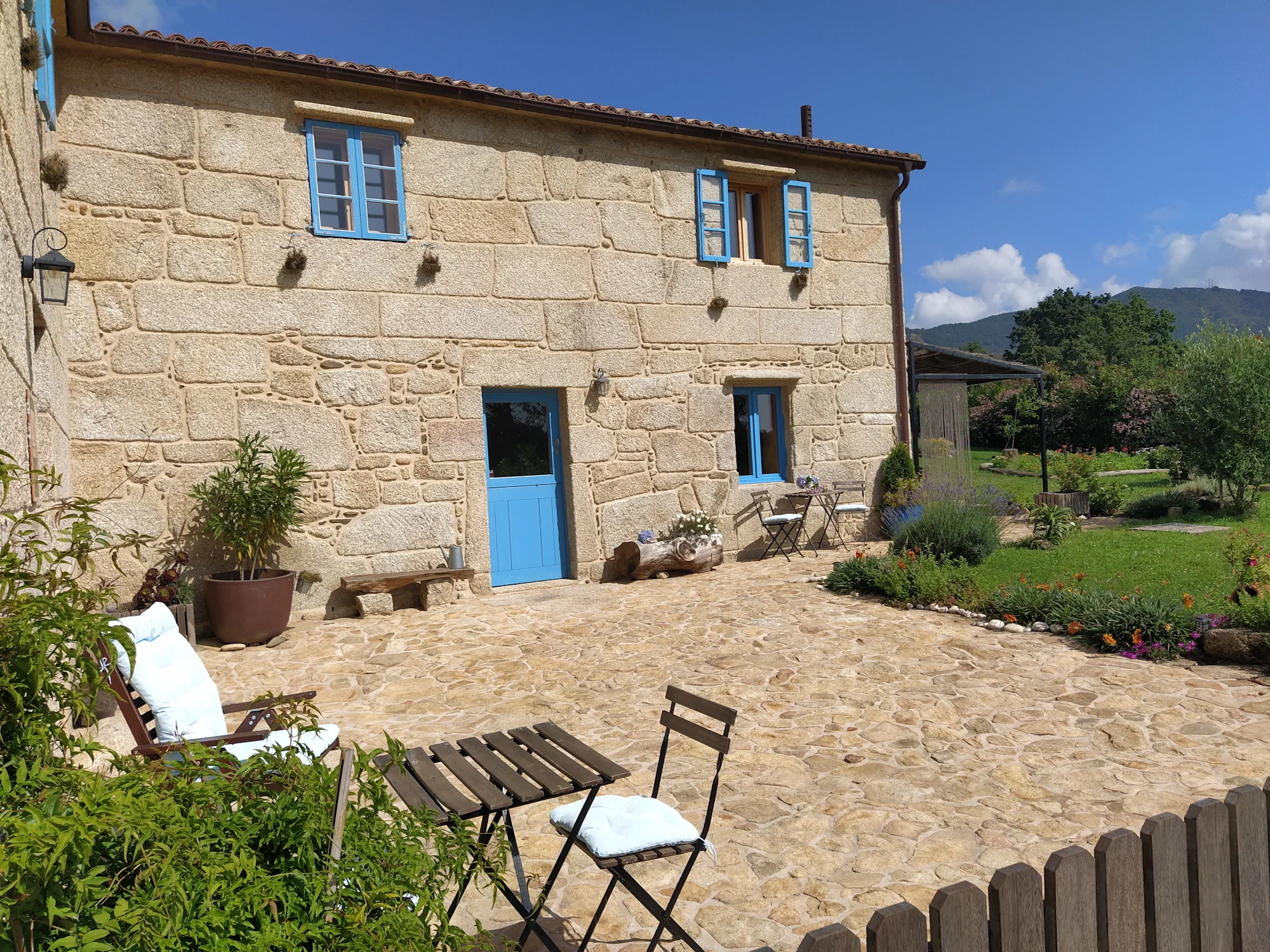 casa-rural-en-galicia-suite-lareira